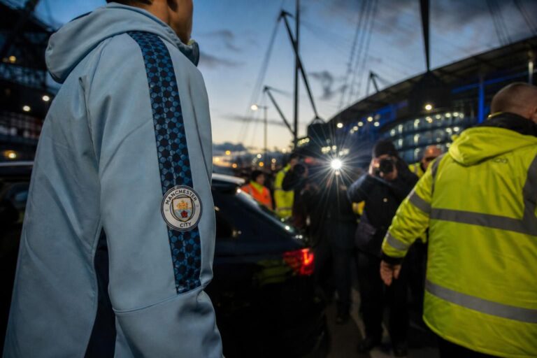 Transfercontext rond Ayyoub Bouaddi met gespannen voetbalatmosfeer