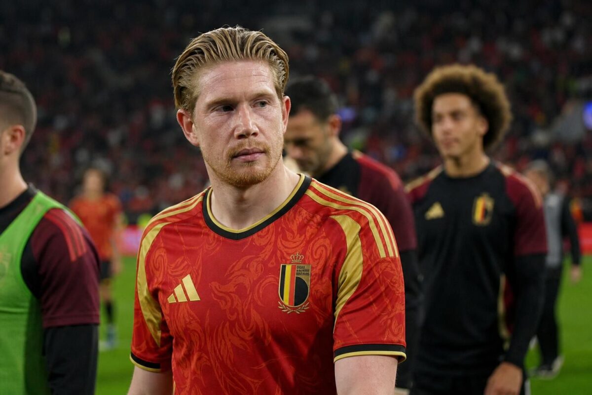 Kevin De Bruyne in een gespannen stadioncontext bij de Rode Duivels.