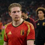 Kevin De Bruyne in een gespannen stadioncontext bij de Rode Duivels.