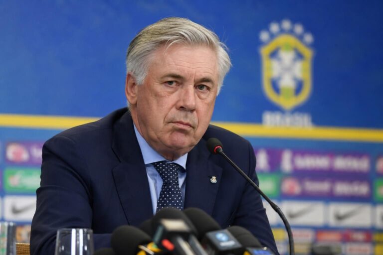Carlo Ancelotti tijdens een gespannen persmoment na de Braziliaanse WK-uitschakeling