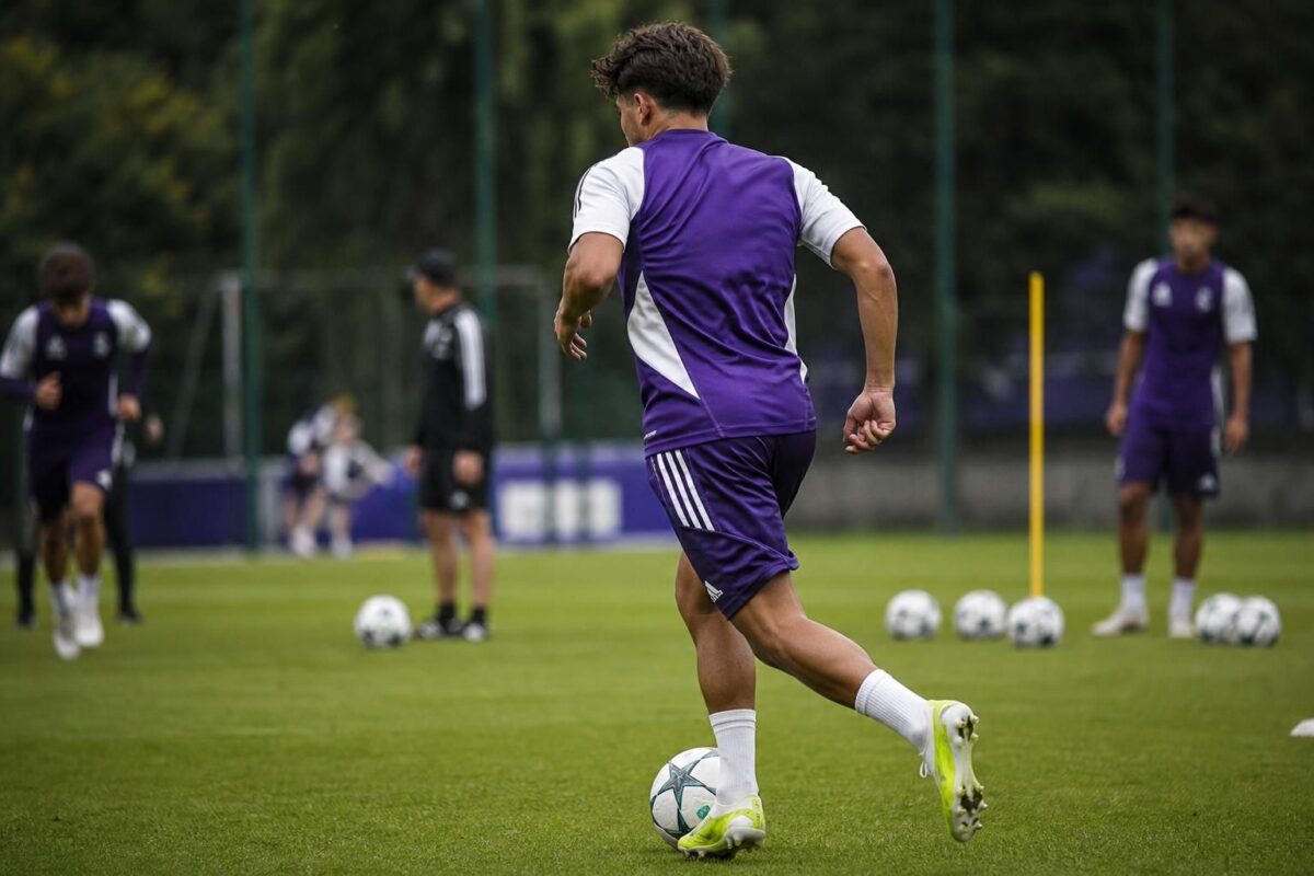 Sfeerbeeld van een Anderlecht-training met jonge spelers zonder herkenbare gezichten
