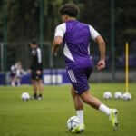 Sfeerbeeld van een Anderlecht-training met jonge spelers zonder herkenbare gezichten