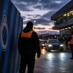 Transfercontext rond Club Brugge met stadionomgeving en gespannen sfeer