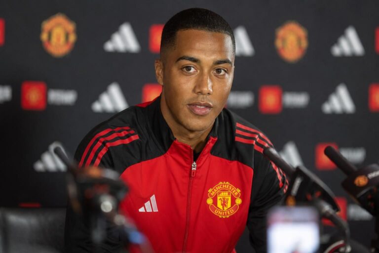 Youri Tielemans bij een transfermoment rond zijn overstap naar Manchester United