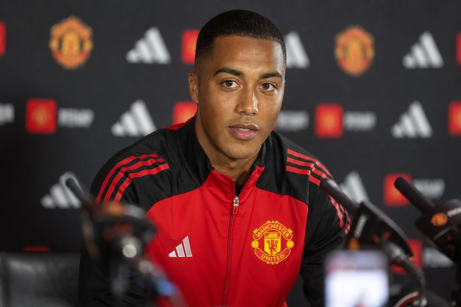 Youri Tielemans bij een transfermoment rond zijn overstap naar Manchester United