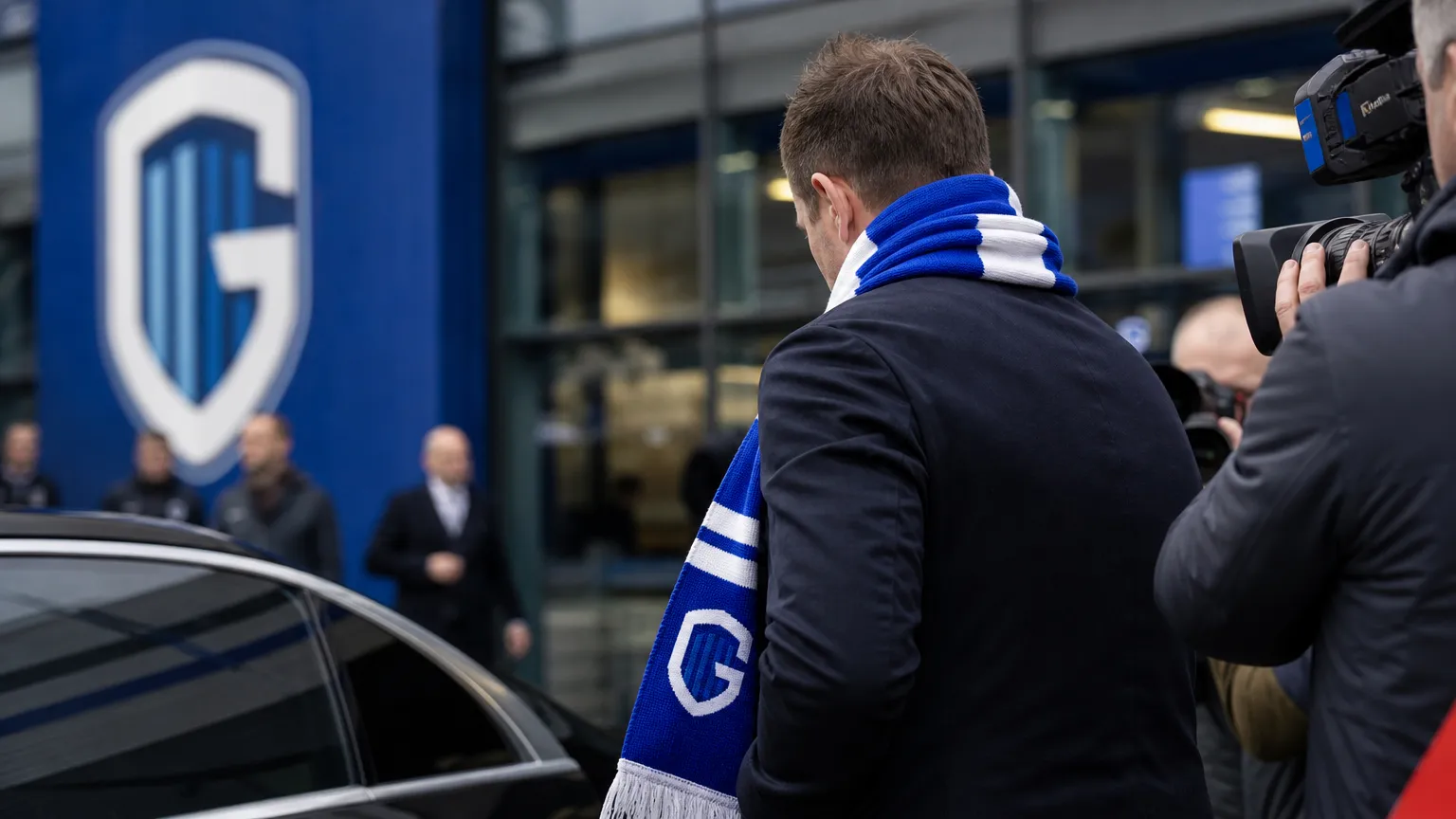 Transfercontext rond KRC Genk met een gespannen stadionomgeving zonder herkenbare personen