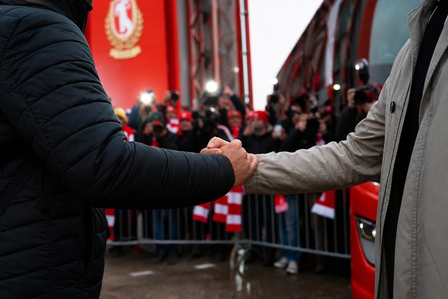 Transfercontext rond Sclessin met Standard-sfeer zonder herkenbare gezichten