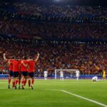 Spaanse spelers vieren een WK-zege tegen Frankrijk in een vol stadion