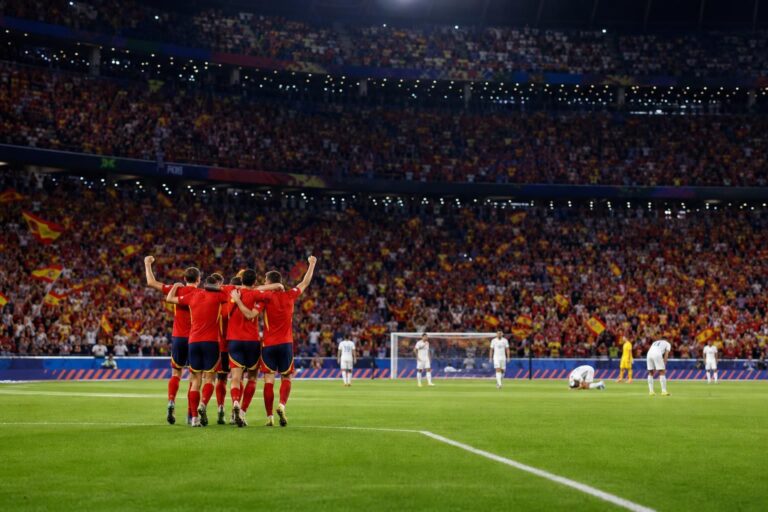 Spaanse spelers vieren een WK-zege tegen Frankrijk in een vol stadion