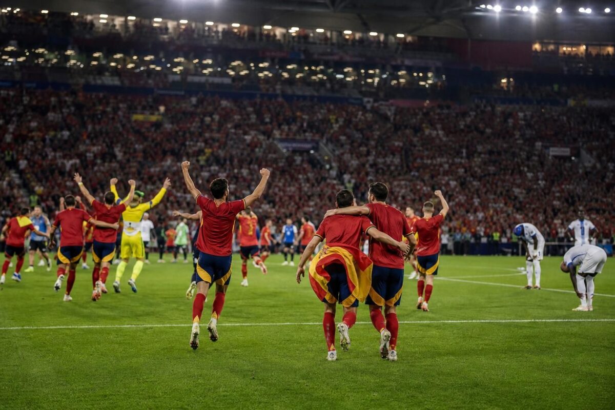 Spaanse spelers vieren vanop afstand na de WK-halve finale tegen Frankrijk