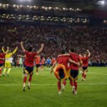 Spaanse spelers vieren vanop afstand na de WK-halve finale tegen Frankrijk