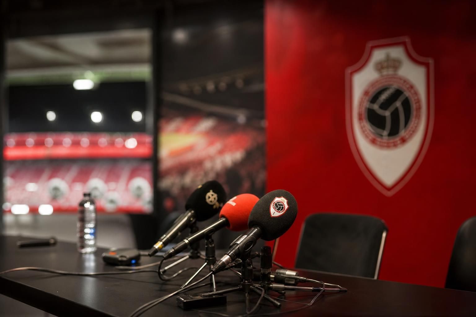 Tense sfeer rond het Bosuilstadion bij mogelijk kantelpunt in de overname van Royal Antwerp FC