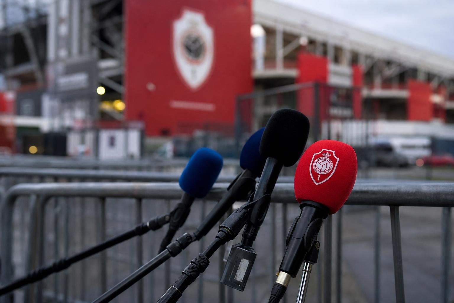 Gespannen sfeerbeeld rond Royal Antwerp FC in een overnamecontext