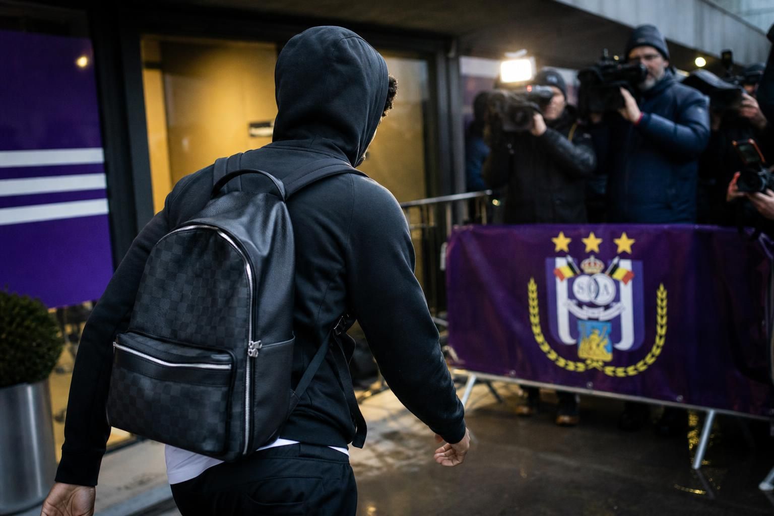 Transfercontext rond RSC Anderlecht met focus op extra flankversterking voor Europa.