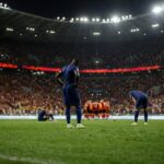 Franse spelers lopen ontgoocheld over het veld na de WK-nederlaag tegen Spanje.