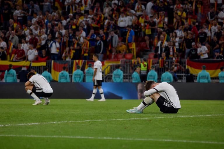 Ontgoochelde Duitse spelers na een WK-uitschakeling.