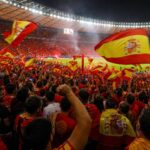 Spaanse supporters vieren de plaats in de WK-finale na de zege tegen Frankrijk.
