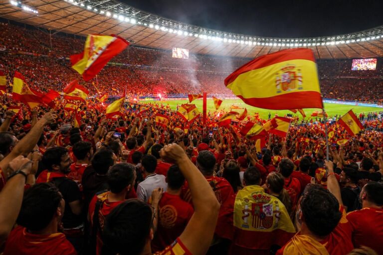 Spaanse supporters vieren de plaats in de WK-finale na de zege tegen Frankrijk.