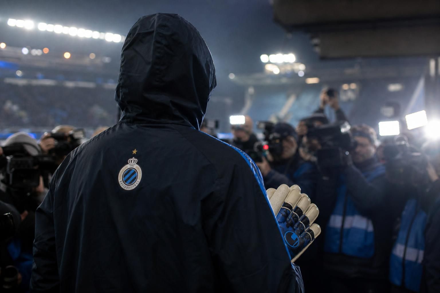 Transfercontext rond Yann Sommer en Club Brugge met focus op doelmanhandschoenen en stadiondruk