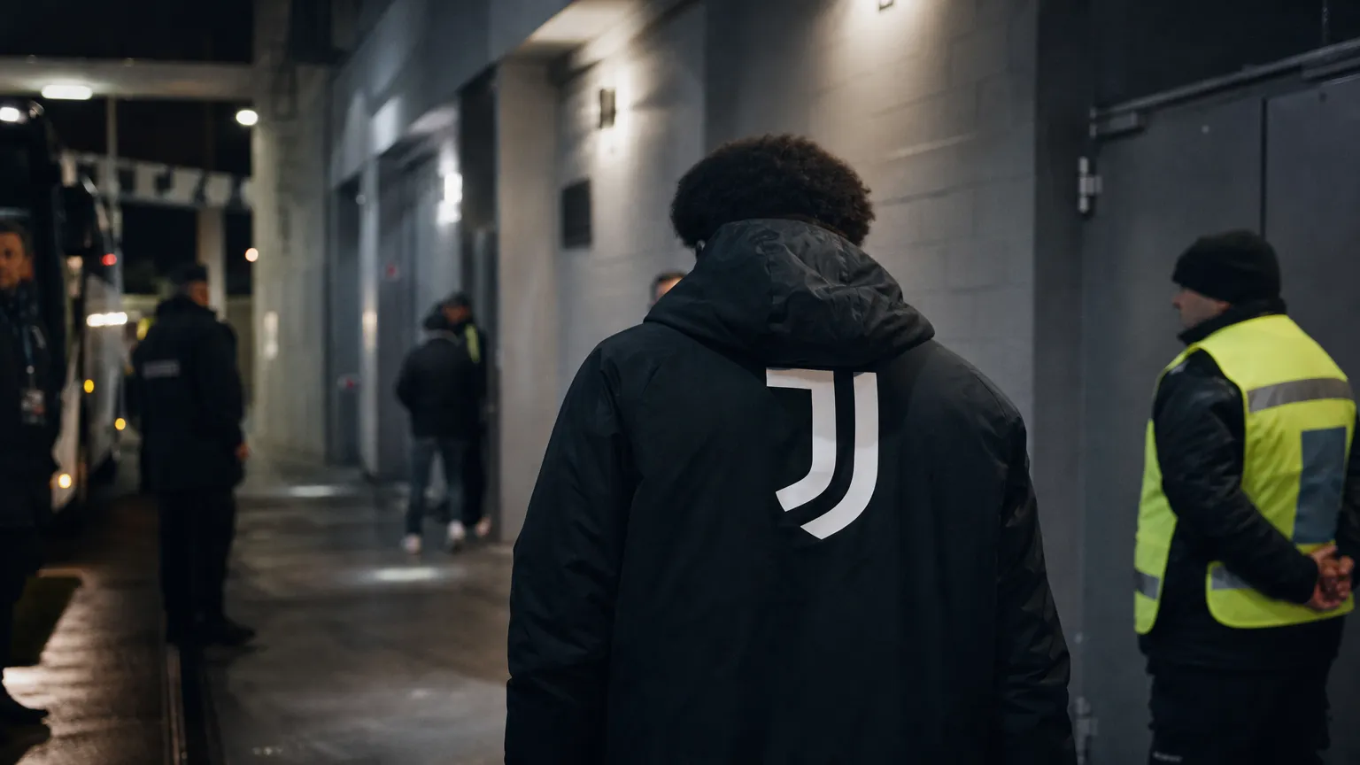 Transfercontext rond Loïs Openda na Standard-Juventus, met focus op zijn nakende vertrek bij Juventus.