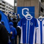 Nieuwe blauw-witte shirts van KRC Genk in een communitysetting zonder herkenbare gezichten