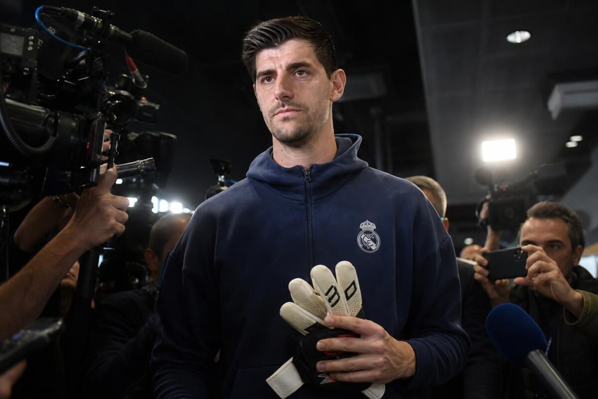 Thibaut Courtois in een voetbalcontext rond zijn toekomst bij Real Madrid