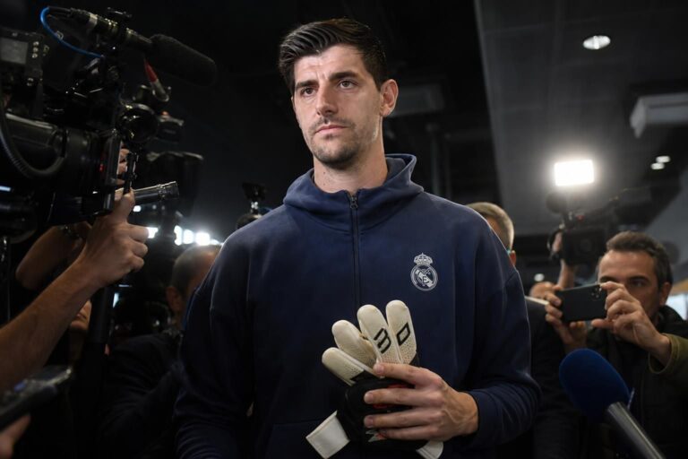 Thibaut Courtois in een voetbalcontext rond zijn toekomst bij Real Madrid