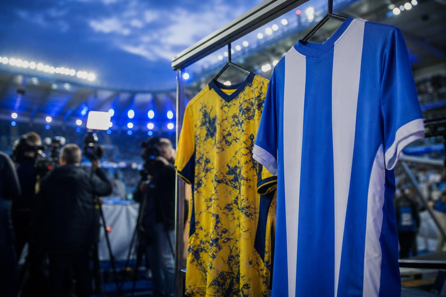 Nieuwe shirts van KRC Genk en STVV in aanloop naar het Jupiler Pro League-seizoen