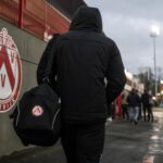 Transfercontext rond KV Kortrijk met stadionomgeving en supporterssfeer zonder herkenbare gezichten