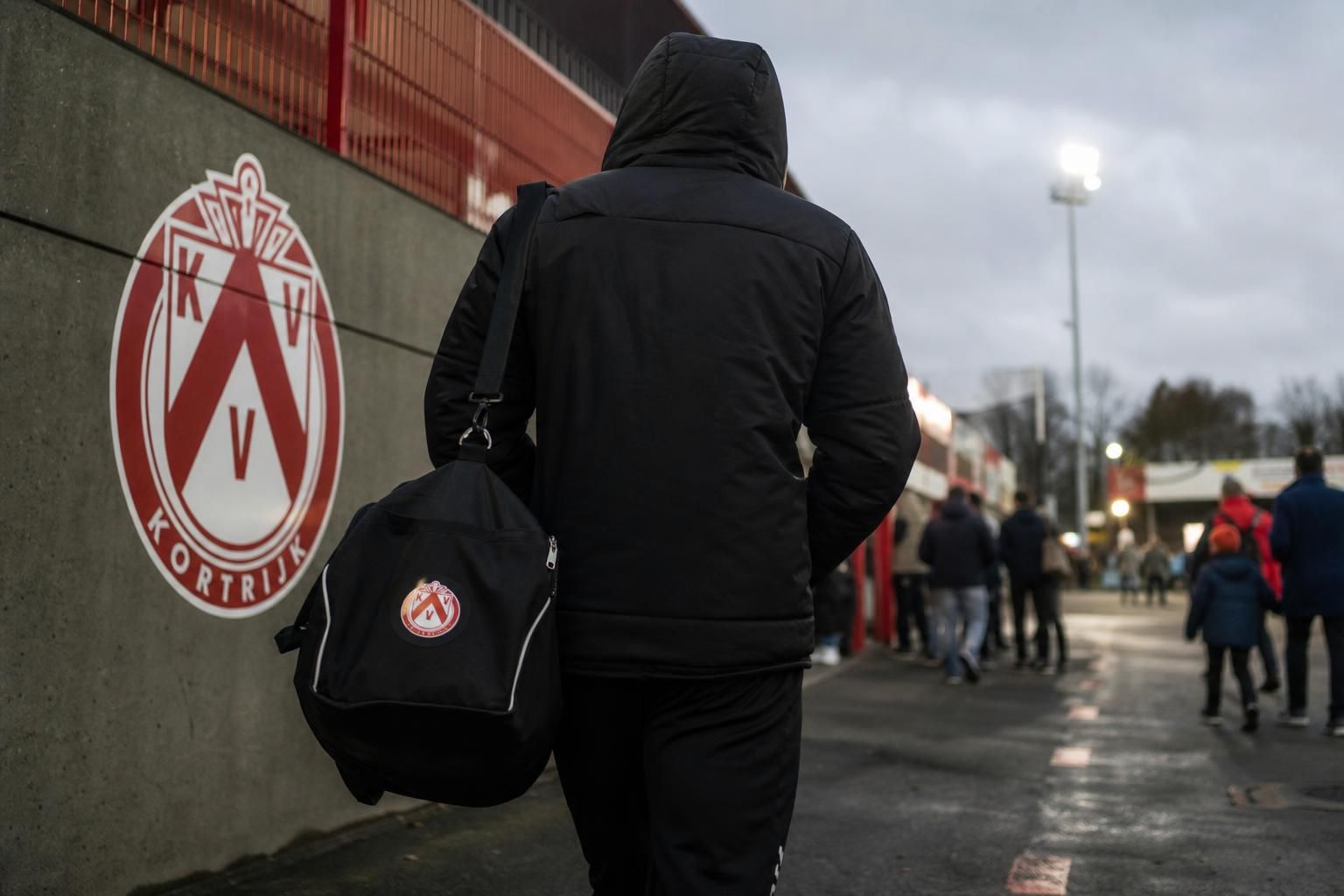 Transfercontext rond KV Kortrijk met stadionomgeving en supporterssfeer zonder herkenbare gezichten