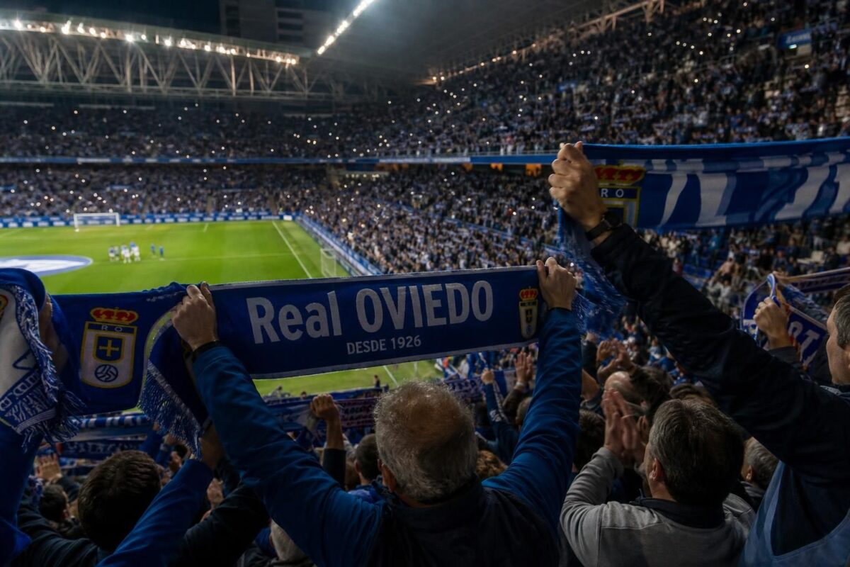 Sfeervolle voetbalomgeving rond Real Oviedo bij het afscheid van Santi Cazorla als speler