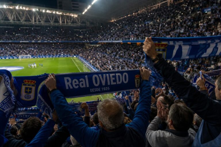 Sfeervolle voetbalomgeving rond Real Oviedo bij het afscheid van Santi Cazorla als speler