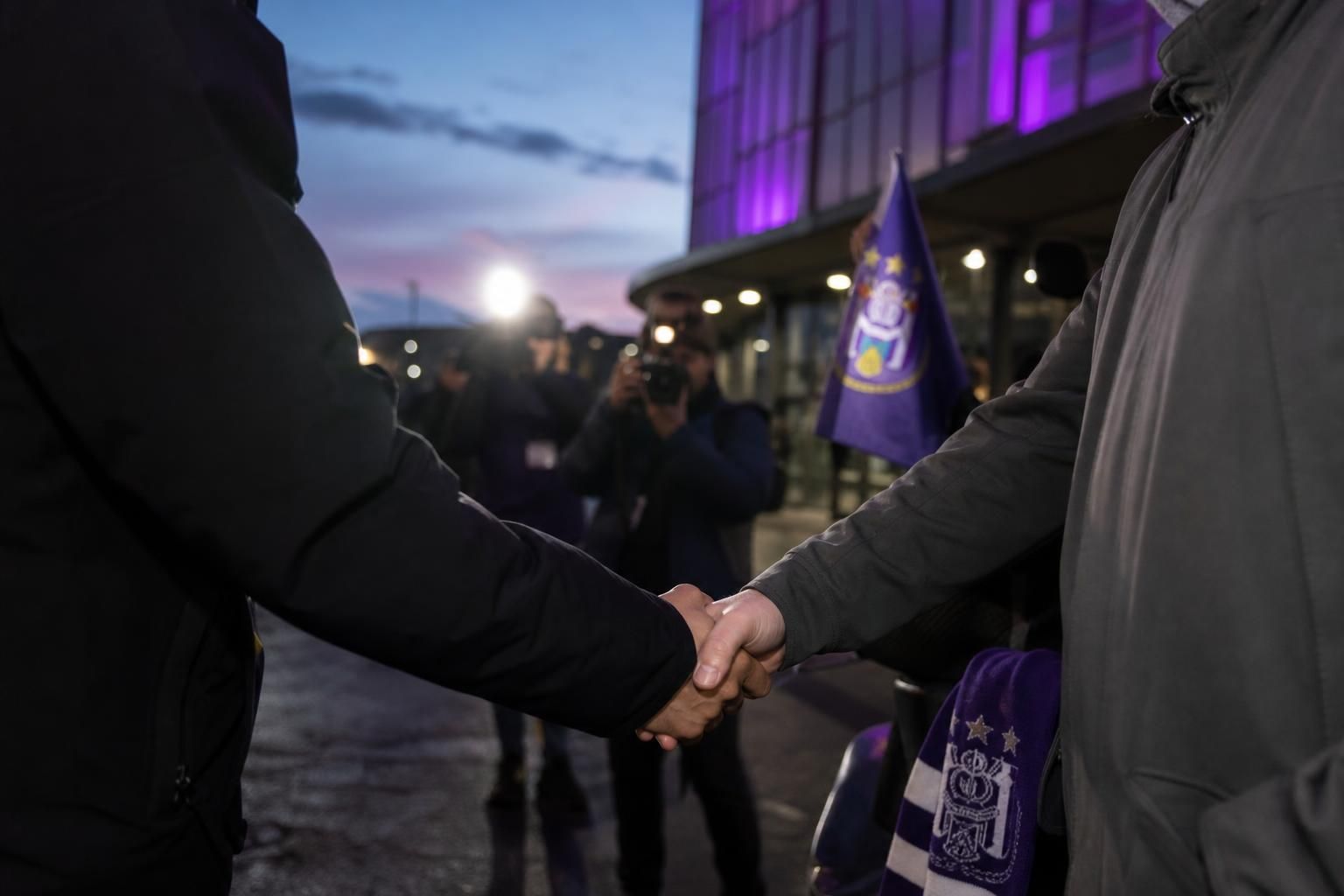 Transfercontext rond Anderlecht en La Louvière zonder herkenbare gezichten.