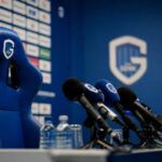 Persmoment bij KRC Genk rond de terugkeer van Jess Thorup als trainer
