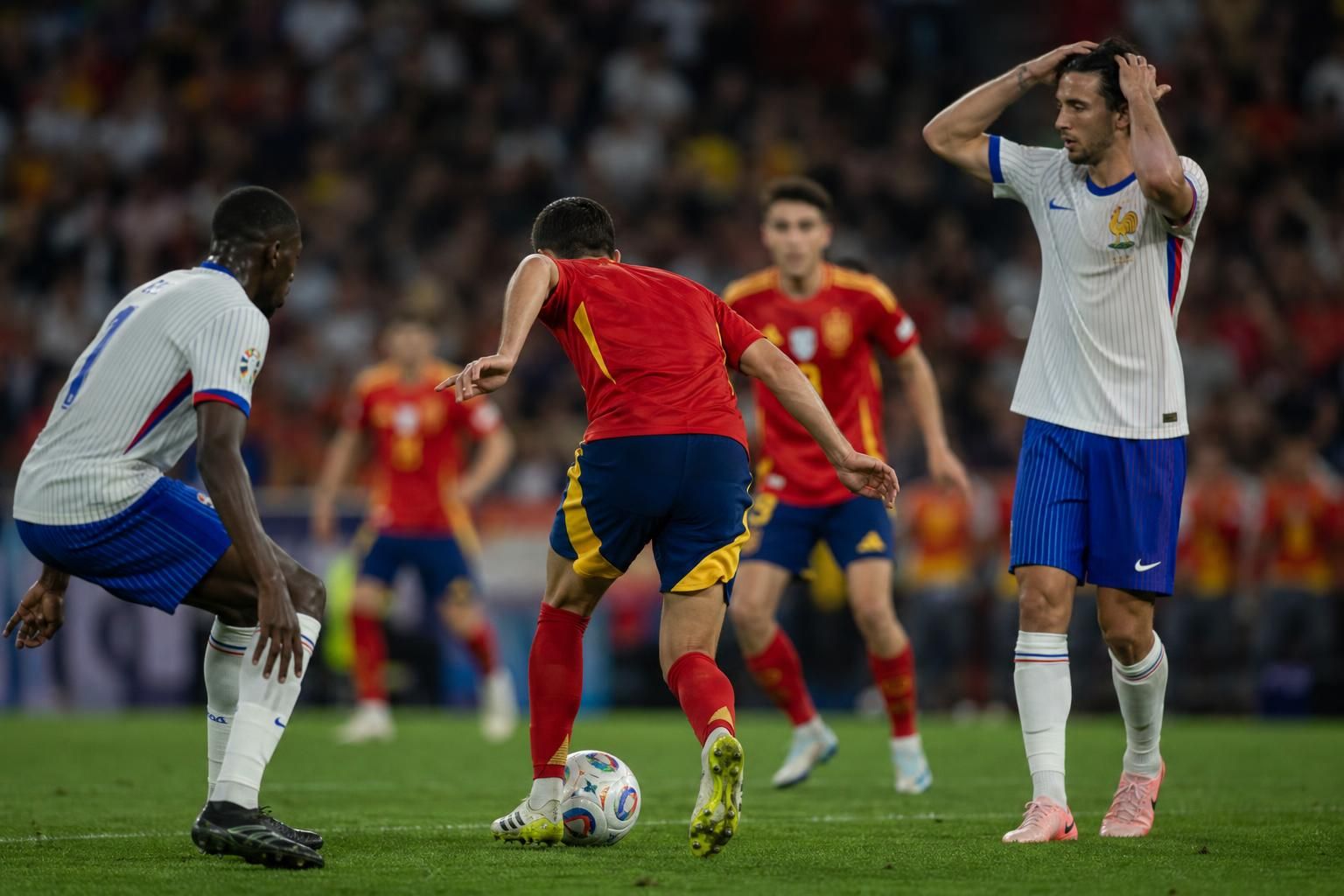 Spelers in een gespannen WK-halve finale tussen Spanje en Frankrijk zonder herkenbare gezichten