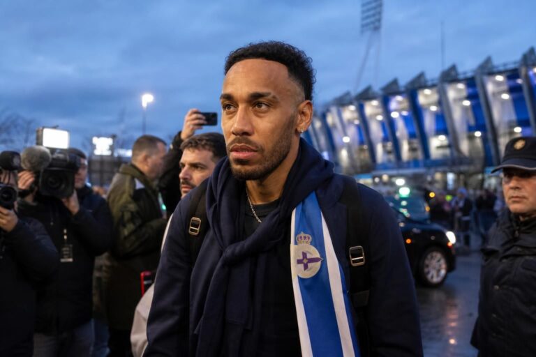 Pierre-Emerick Aubameyang wordt gelinkt aan een verrassende transfer naar Deportivo La Coruña.