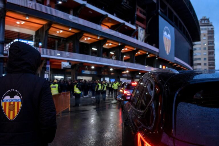 Transfercontext rond Valencia in een stadionomgeving zonder herkenbare personen