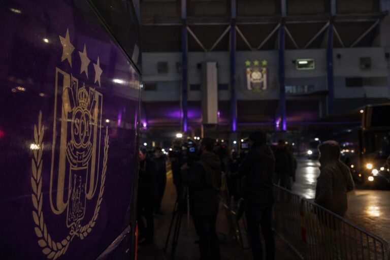 Transfercontext rond Anderlecht met stadionomgeving en gespannen mercato-sfeer