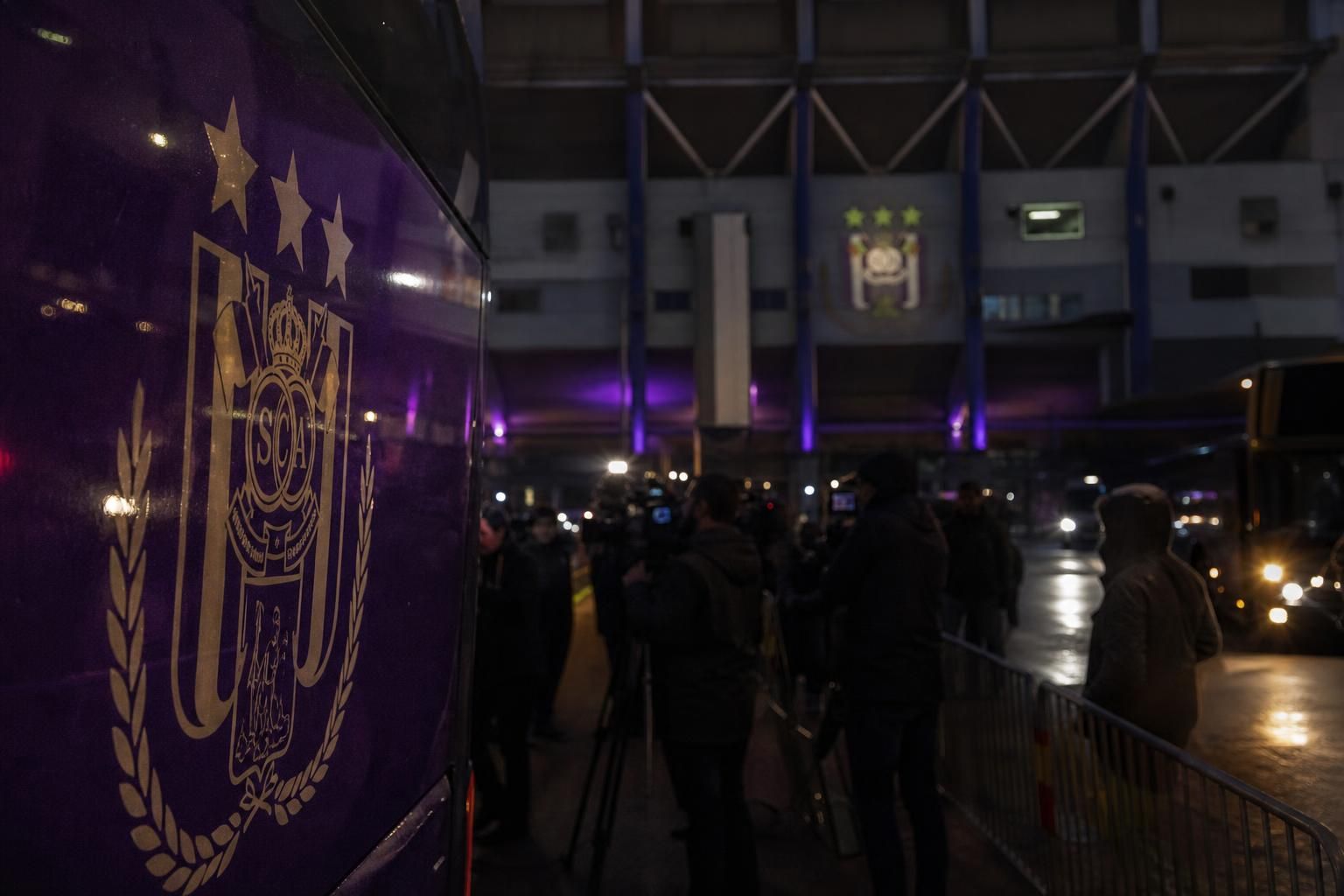 Transfercontext rond Anderlecht met stadionomgeving en gespannen mercato-sfeer