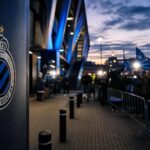 Gespannen transfercontext rond Club Brugge in een stadionomgeving zonder herkenbare gezichten