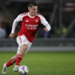 Christos Tzolis in actie voor Arsenal tijdens een oefenwedstrijd