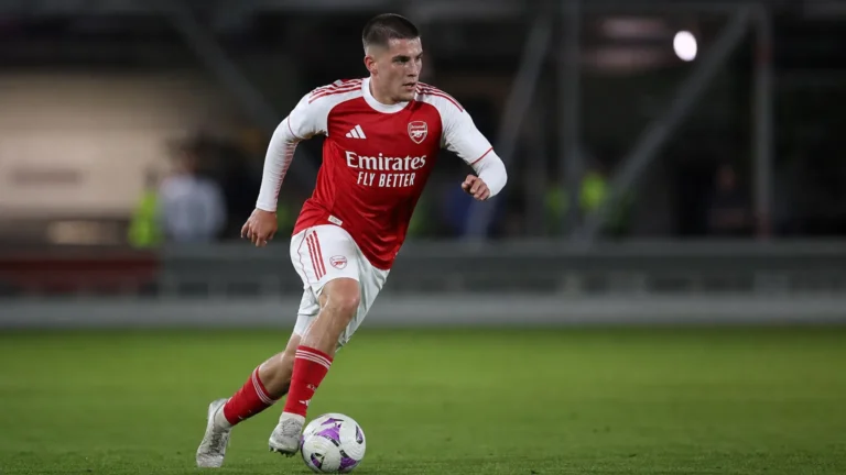 Christos Tzolis in actie voor Arsenal tijdens een oefenwedstrijd