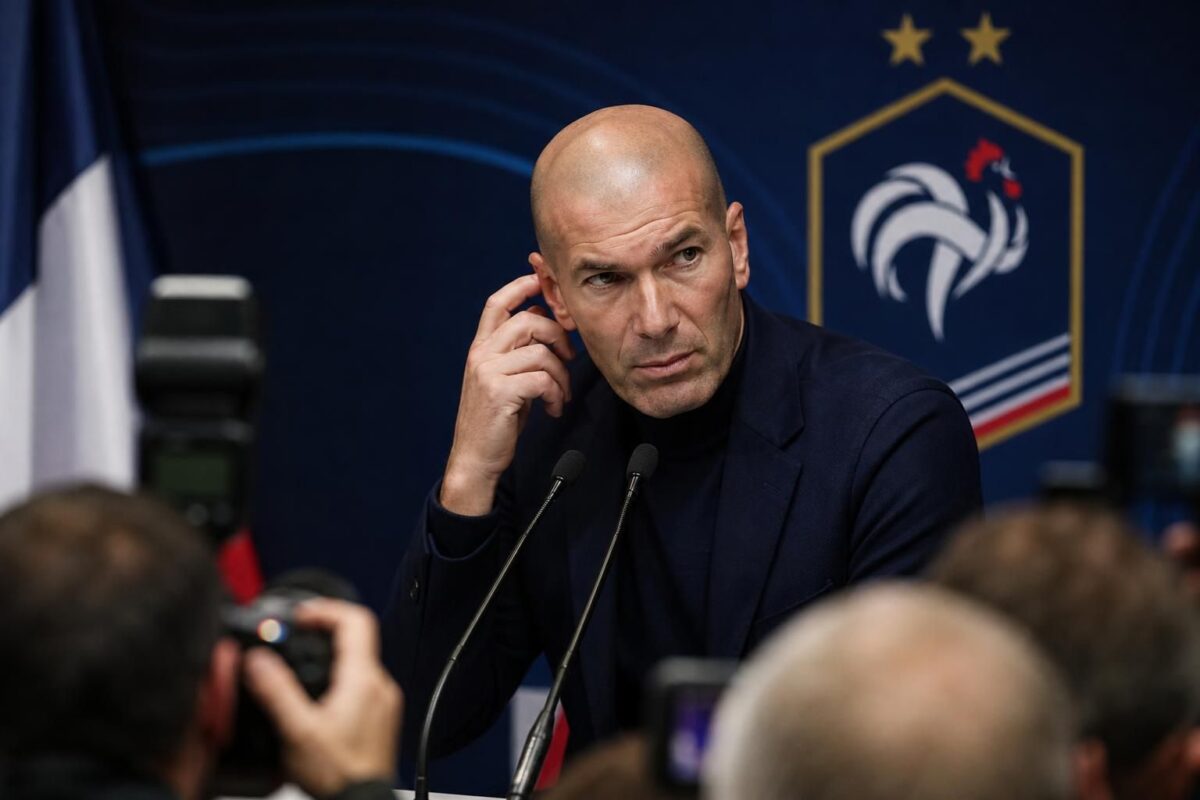 Zinedine Zidane in een perscontext rond de Franse nationale ploeg