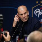 Zinedine Zidane in een perscontext rond de Franse nationale ploeg