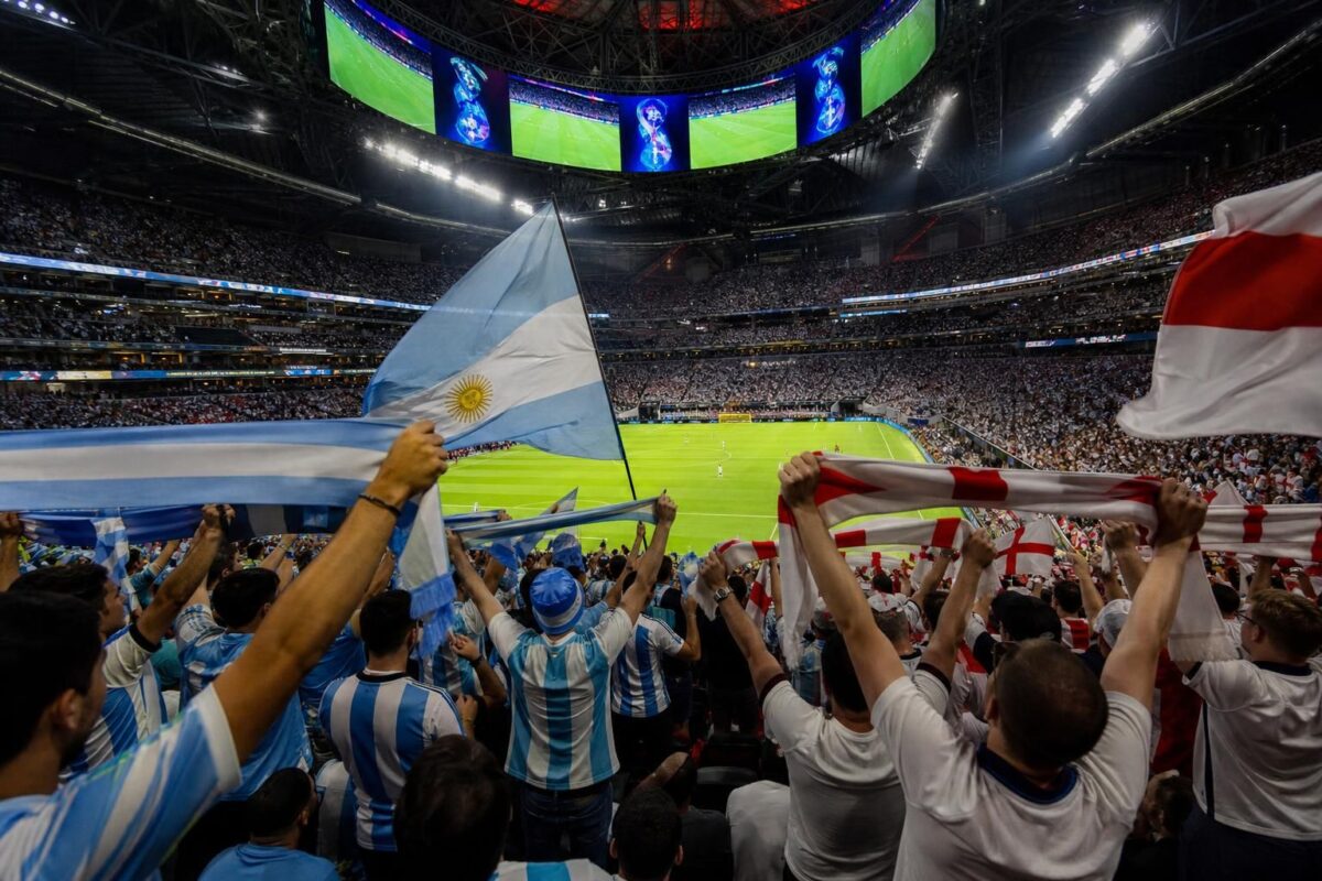 Supporterssfeer rond een beladen WK-halve finale tussen Argentinië en Engeland