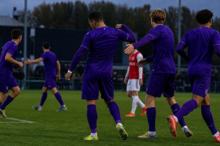 Spelmoment tijdens een besloten oefenwedstrijd van RSC Anderlecht tegen AZ zonder herkenbare gezichten