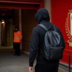 Transfercontext rond Standard Luik met een aankomstsfeer aan het stadion zonder herkenbare gezichten
