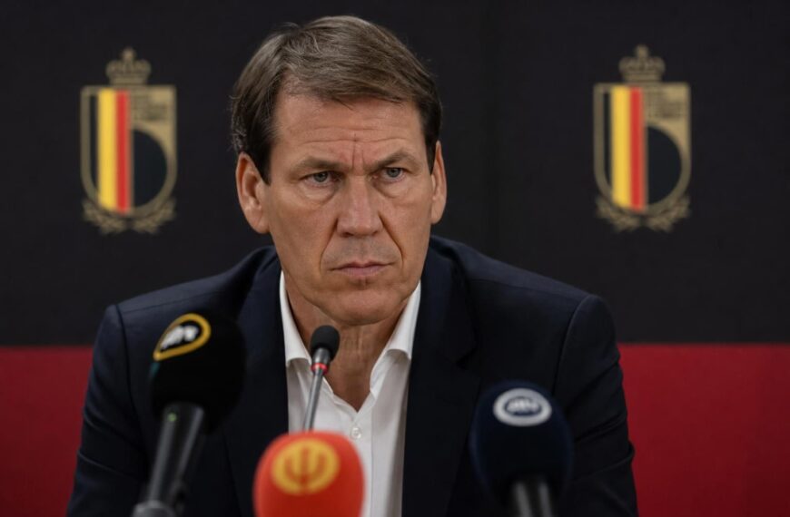 Rudi Garcia tijdens een gespannen persmoment bij de Rode Duivels
