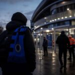 Transfercontext rond Club Brugge met blauw-zwarte sfeer en stadionlichten zonder herkenbare gezichten