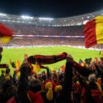 Belgische supporters vieren een dramatische WK-comeback van de Rode Duivels in een vol stadion